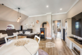 Wohnzimmer Wohnung 1 OG - Platz für die ganze Familie: Historisches Haus in Neuenwalde mit Pool und großzügigem Grundstück
