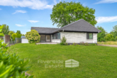 Außenansicht - Bungalow im Grünen – Wohnen auf einer Ebene mit großem Garten und Sauna