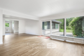 Wohnzimmer - Bungalow im Grünen – Wohnen auf einer Ebene mit großem Garten und Sauna