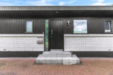 Außenansicht - Bungalow im Grünen – Wohnen auf einer Ebene mit großem Garten und Sauna