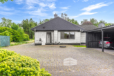 Außenansicht - Bungalow im Grünen – Wohnen auf einer Ebene mit großem Garten und Sauna