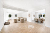 Wohn- und Esszimmer (virtuell eingerichtet) - Bungalow im Grünen – Wohnen auf einer Ebene mit großem Garten und Sauna