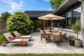 Terrasse (virtuell eingerichtet) - Bungalow im Grünen – Wohnen auf einer Ebene mit großem Garten und Sauna