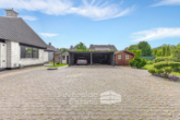 Außenansicht - Bungalow im Grünen – Wohnen auf einer Ebene mit großem Garten und Sauna