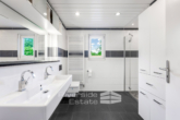 Bad - Bungalow im Grünen – Wohnen auf einer Ebene mit großem Garten und Sauna