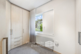 Ankleidezimmer - Bungalow im Grünen – Wohnen auf einer Ebene mit großem Garten und Sauna