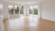 Wohnzimmer - Projektiert & saniert: Helle 3-Zimmer-Wohnung in Hameln mit Stellplatz und Einbauküche!
