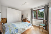 Schlafzimmer 1.OG - Hannover-Bemerode | Dreifamilienhaus in begehrter Lage – ideal für Selbstnutzer oder Kapitalanleger