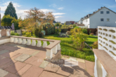 Terrasse mit Blick in den Garten