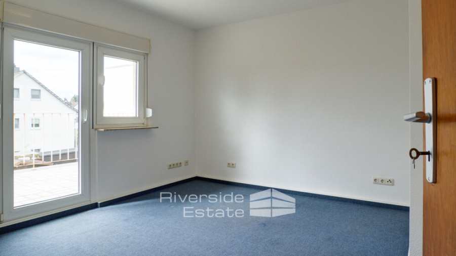 Zimmer im OG mit Zugang zum Balkon