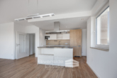 Küche mit Kochinsel - Exklusive Traumwohnung in begehrter Lage von Seelze – Ruhig, naturnah und zentral!