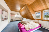 Wohnzimmer Dachgeschoss ca. 24,71m² - Rotenburg – Scheeßel I Top ausgestattete Reitanlage mit Reithalle, ein Zuhause für Pferd und Mensch