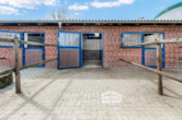 Blick vom ca. 20m² großen Paddock in die Box - Rotenburg – Scheeßel I Top ausgestattete Reitanlage mit Reithalle – ein Zuhause für Pferd und Mensch