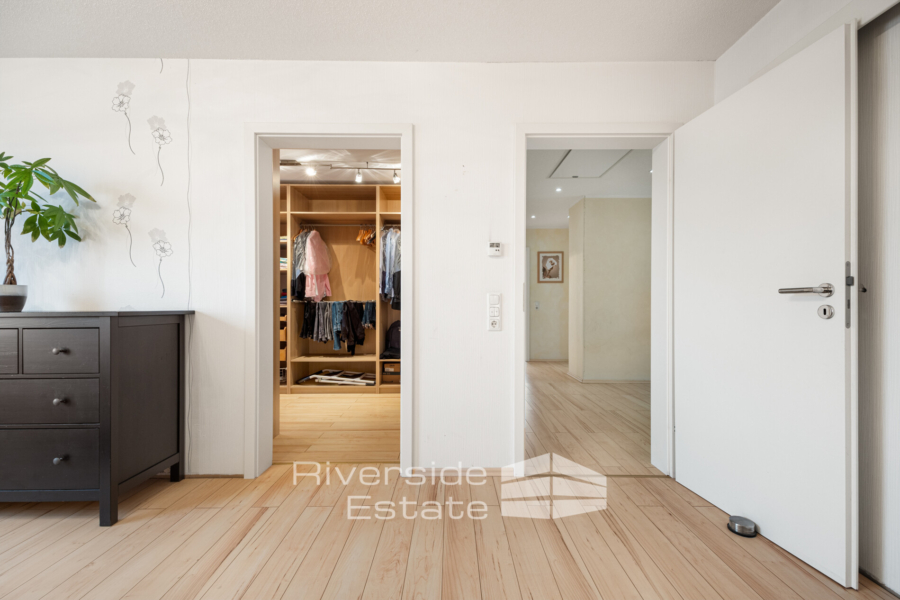 Schlafzimmer mit Ankleidezimmer