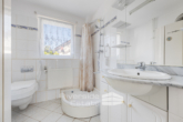 Bad mit Dusche - Welliehausen | Sanierungsbedürftiges Einfamilienhaus mit Entwicklungspotenzial!