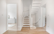 Flur OG - Modern wohnen auf 3 Etagen – Reihenmittelhaus mit Terrasse und kleinem Garten