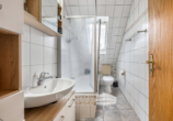 Badezimmer DG - Hipstedt|Attraktives Zweifamilienhaus – ideal für Kapitalanlage oder Eigennutz