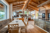 Offene Balken auch im Wohn- und Essbereich - Penthouse-Traum in den Kitzbüheler Alpen – Luxus mit Alpenpanorama