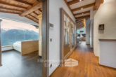 Blick vom Flur in den Master-Bedroom - Penthouse-Traum in den Kitzbüheler Alpen – Luxus mit Alpenpanorama