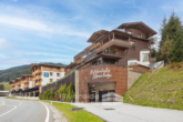 Zufahrt zum Parkdeck unter dem Gebäude - Penthouse-Traum in den Kitzbüheler Alpen – Luxus mit Alpenpanorama