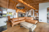 Blick über den Wohnbereich in die offene Küche - Penthouse-Traum in den Kitzbüheler Alpen – Luxus mit Alpenpanorama