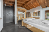 Sauna und offene Dusche im Master-Bedroom - Penthouse-Traum in den Kitzbüheler Alpen – Luxus mit Alpenpanorama