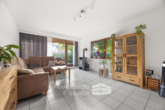 Wohnzimmer mit Zugang zur Terrasse