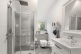 Bad mit Dusche im Obergeschoss - Modernisiertes Einfamilienhaus mit großzügigem Grundstück und hochwertiger Ausstattung in Osterwald!