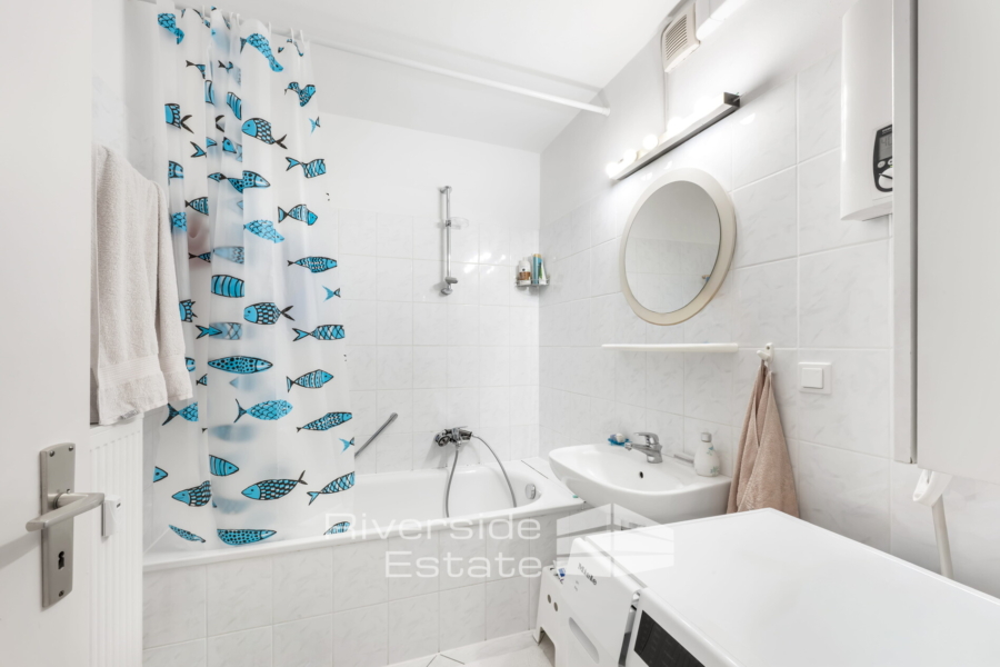 Badezimmer mit Waschmaschinenanschluss