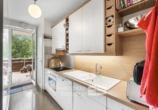 Küche mit Austritt auf den Balkon