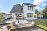 Hausansicht vom Garten - Hochwertig saniertes Einfamilienhaus mit Wärmepumpe und Wellnessgarten in bester Lage von Hameln!