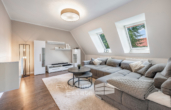 Wohnzimmer Wohnung 2 OG - Charmantes Mehrfamilienhaus mit Gewerbe, großem Grundstück & PV-Anlage mit Mieteinnahmen