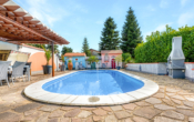 Pool - Charmantes Mehrfamilienhaus mit Gewerbe, großem Grundstück & PV-Anlage mit Mieteinnahmen