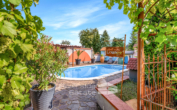 Pool - Charmantes Mehrfamilienhaus mit Gewerbe, großem Grundstück & PV-Anlage mit Mieteinnahmen
