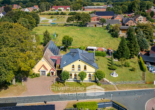 Drohnenansicht - Charmantes Mehrfamilienhaus mit Gewerbe, großem Grundstück & PV-Anlage mit Mieteinnahmen