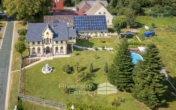 Drohnenansicht - Charmantes Mehrfamilienhaus mit Gewerbe, großem Grundstück & PV-Anlage mit Mieteinnahmen