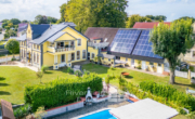 Drohnenansicht - Charmantes Mehrfamilienhaus mit Gewerbe, großem Grundstück & PV-Anlage mit Mieteinnahmen
