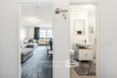 Flur mit Blick ins Wohnzimmer und das Bad - Zwei Wohnungen im Paket mit Aussicht & Wertsteigerungspotenzial – Sonderumlage beachten!
