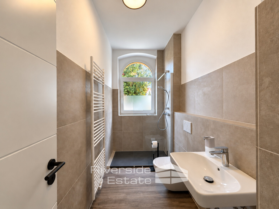 Badezimmer mit Dusche
