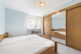 Elternschlafzimmer mit Einbauschrank - Helle 3-Zimmer-Wohnung in Bremen-Utbremen – Sofort bezugsfrei!