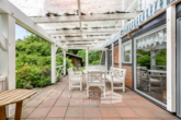 Große überdachte Terrasse am Wohnbereich