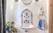 Schmuckvolles Waschbecken im Gäste-WC