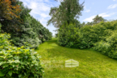 Garten mit Blick aufs Feld