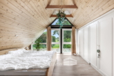 Elternschlafzimmer mit praktischen Einbauschränken und Ausblick in den Garten