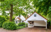 Praktisches Doppelcarport mit Durchgang in den Garten