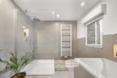 Bad mit Wanne und Dusche