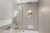 großzügige Dusche