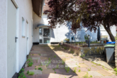 Stellplatz und Hauseingang - Wohnhaus mit Entwicklungspotenzial – ideal für Mehrgenerationen oder Kapitalanleger