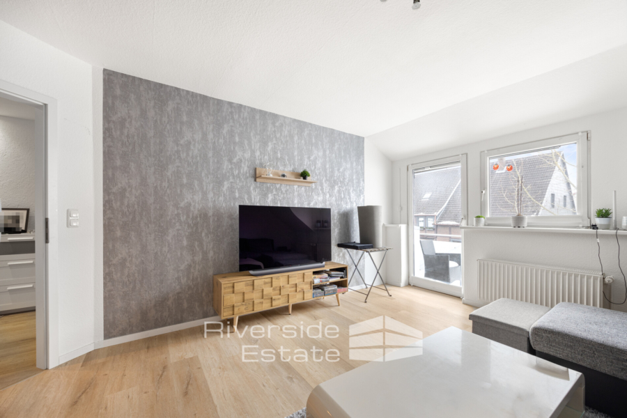 Wohnzimmer mit Zugang zum Balkon