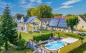 Drohnenansicht - Charmantes Mehrfamilienhaus mit Gewerbe, großem Grundstück & 13 kWp PV-Anlage mit Mieteinnahmen